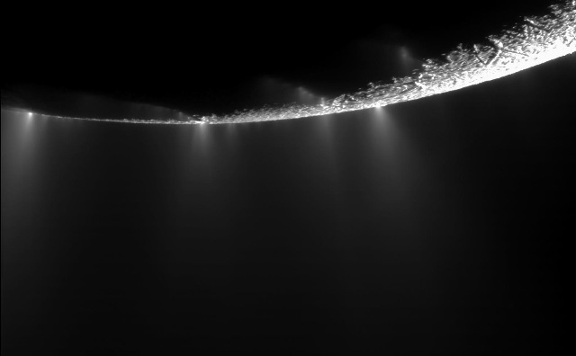 Un panache d’eau de 9 600 km de long jaillit de la lune Encelade pour finir par entourer Saturne
