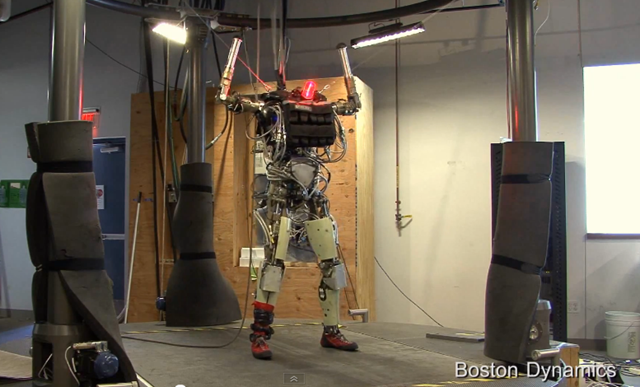 Le robot bipède PETMAN peut marcher, courir, s’accroupir, respirer, transpirer et même faire des pompes… (Vidéos)