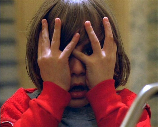 Pourquoi les jeunes enfants pensent être invisibles quand ils se couvrent les yeux ?