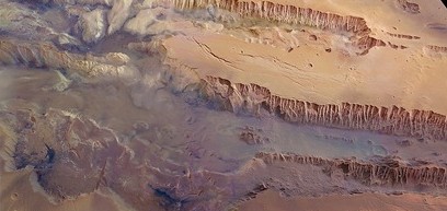 Quelle est le plus grand canyon du système solaire ? (Vidéo)