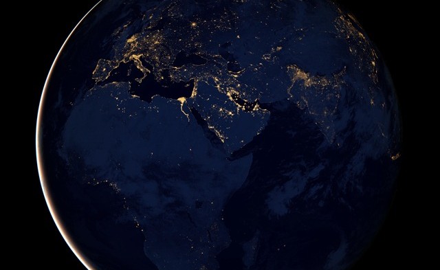 Vidéo de la semaine : la Terre de nuit, une bille noire plus illuminée que jamais.