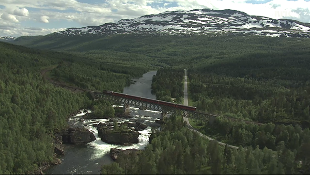 Vidéos : 4 saisons sur 729 km de voie ferrée en 1 minute ou 134 heures de croisière norvégienne.
