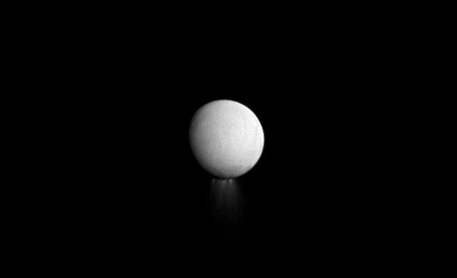 Les geysers d’Encelade mis en lumière par Saturne.