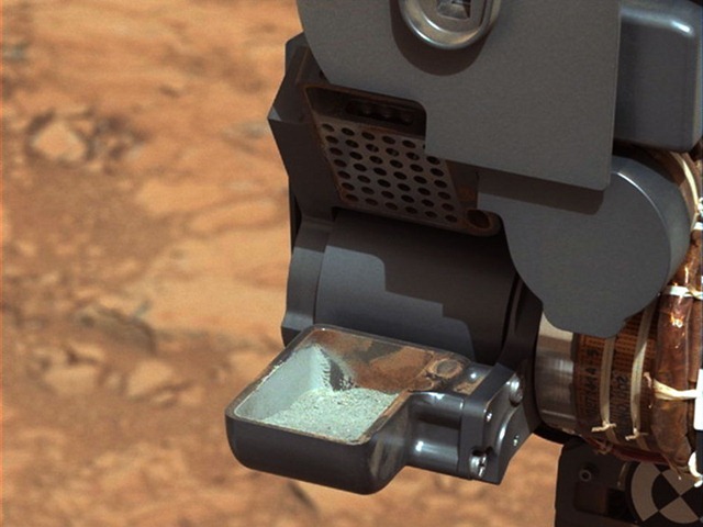 L’image du jour : les traces de la vie seraient-elles contenues dans cette louche robotisée de poudre martienne ?
