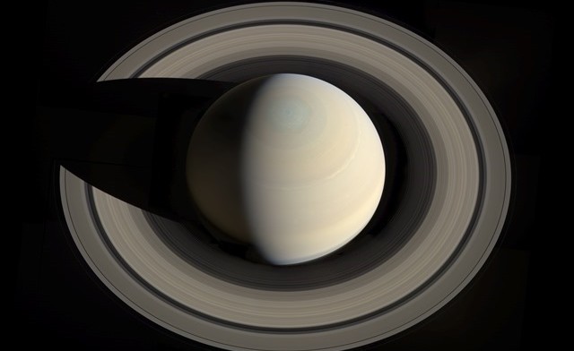 Des planètes naines déchiquetées seraient à l’origine des anneaux de Saturne