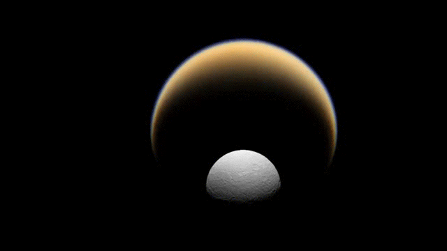Pour les fêtes, la mission Cassini nous offre de superbes images de Saturnes, Titan, Rhéa et Encelade