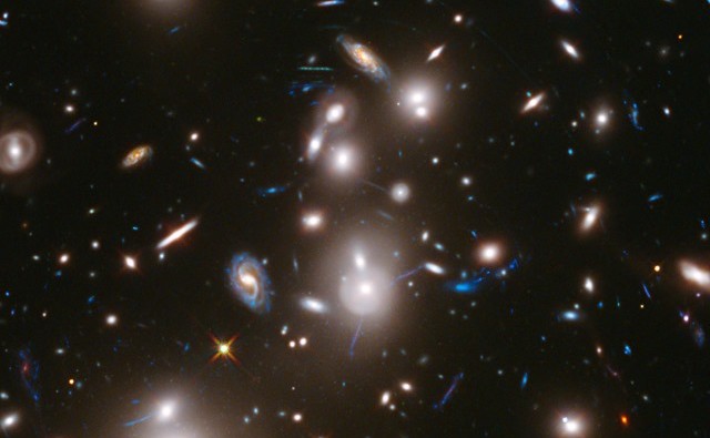 Grâce à un effet de loupe naturelle Hubble capte la lumière de galaxies, projetée il y a 12 milliards d’années