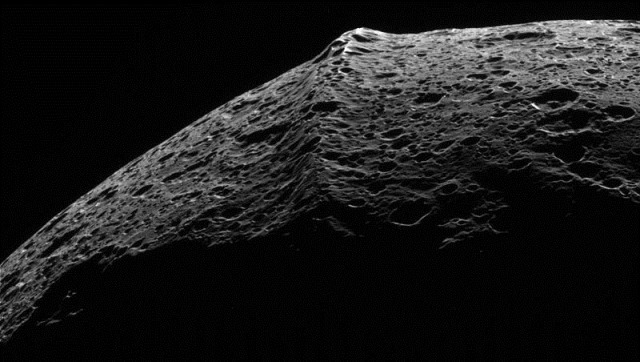La montagne qui serait tombée du ciel sur Iapetus