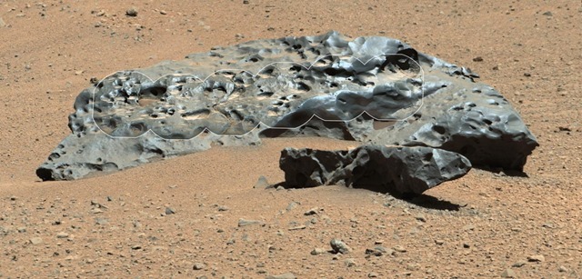 Sur Mars, le Curiosity a repéré un gros morceau de ferraille