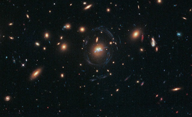 Un collier d’étoiles, formé par la fusion de deux galaxies, avec l’effet d’une lentille gravitationnelle
