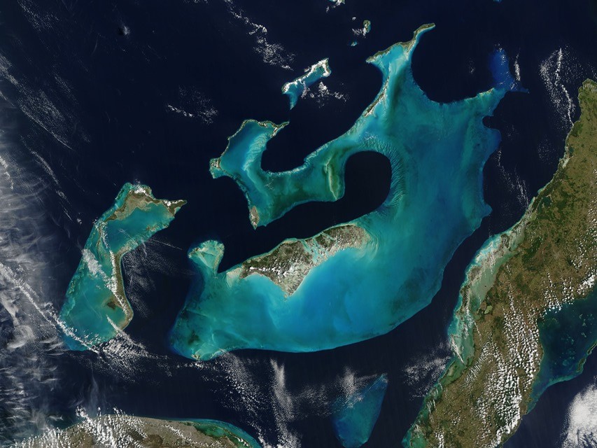 Comment le désert du Sahara et des bactéries ont donné naissance aux bancs des Bahamas ?