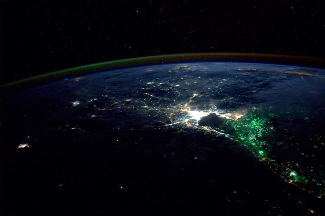 Sur l’origine des mystérieuses lumières vertes visibles depuis l’espace
