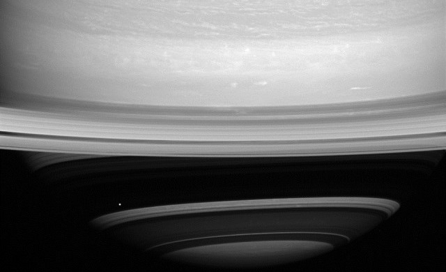 Quand la lune Mimas se fraye un chemin à travers l’ombre des anneaux de Saturne