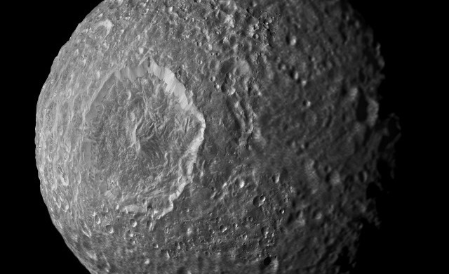 La lune de Saturne, Mimas, cacherait-elle un océan sous sa surface ?
