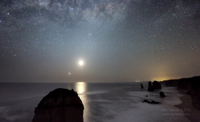 Vidéo : un superbe ciel australien étoilé sur l’océan.