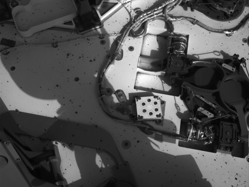 Le Curiosity prêt à tamiser le sable martien et à en chauffer sa roche.