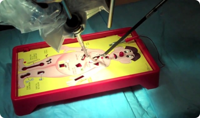 Docteur Maboul sous les pinces du robot chirurgien.