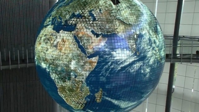 Vidéo : le globe terrestre géant japonais, constitué de 10 000 diodes électroluminescentes organiques et interactives.