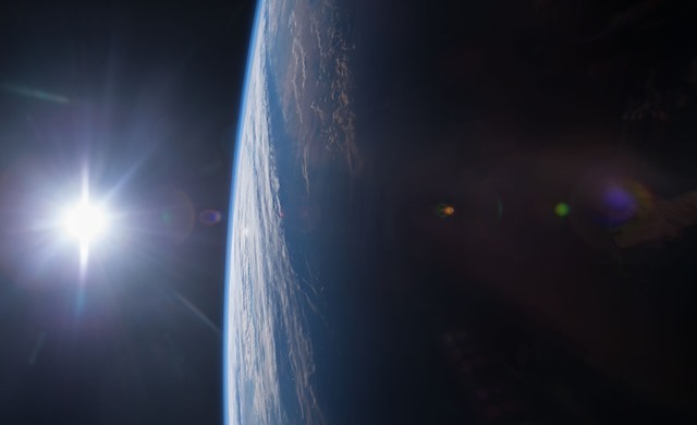 Levées de Soleil de l’espace et en ballon à sa frontière (Image et Vidéo)