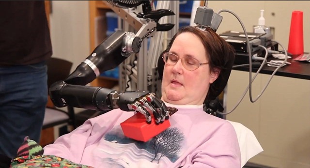 La meilleur prothèse à l’interface cerveau-machine : pas de bras mais du chocolat ! (Vidéo)