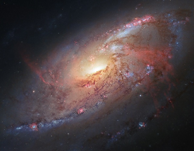 Galaxie spirale : l’œuvre d’un astrophotographe amateur avec l’aide du télescope spatiale Hubble.