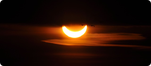 Images du Soleil doublement éclipsé par la Lune et l’ISS.