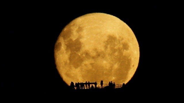 Vidéo : silhouettes humaines sur un lever de Lune en temps réel.