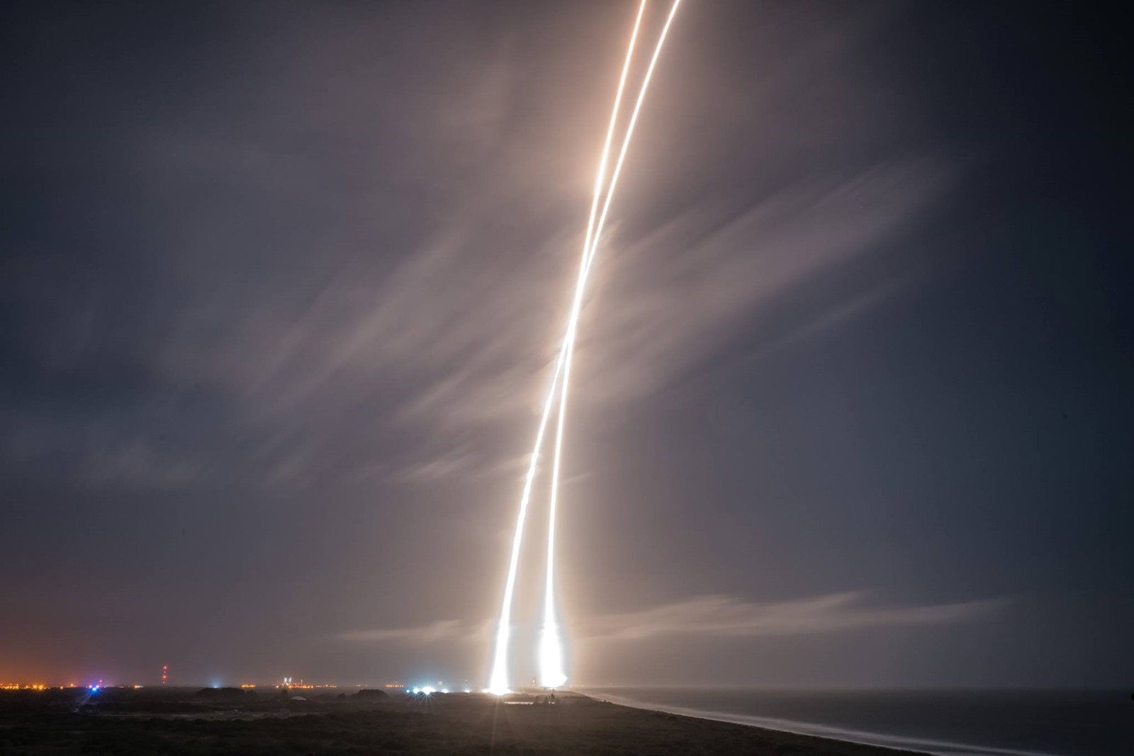 SpaceX a accompli l’atterrissage historique d’un lanceur réutilisable qui a préalablement atteint l’orbite de la Terre (vidéo)