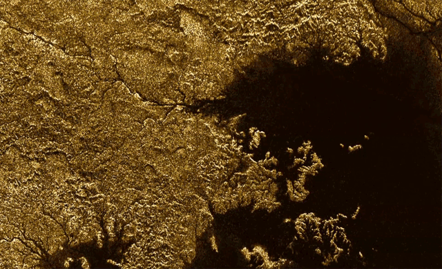 La lune de Saturne, Titan, héberge de profonds canyons remplis de méthane