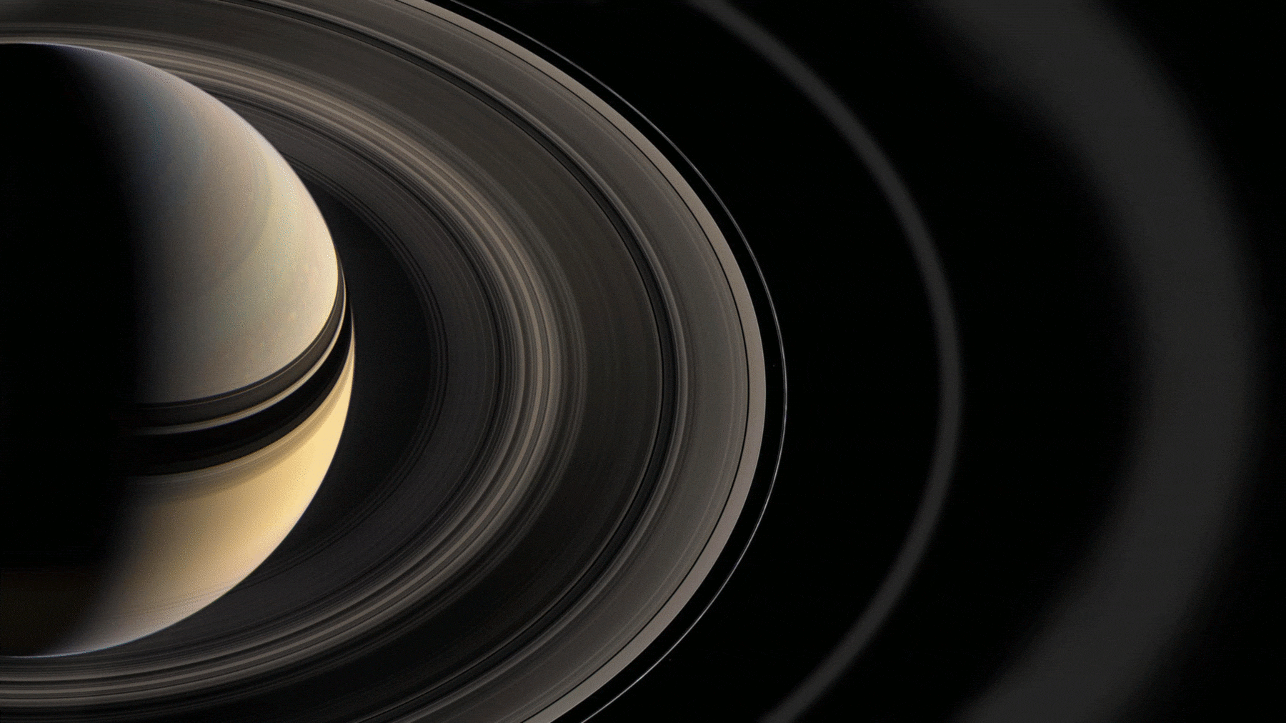 C’est une véritable averse d’éléments chimiques qui tombe des anneaux de Saturne sur celle-ci