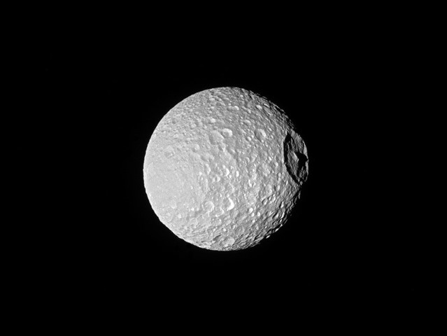 La lune Mimas de Saturne cache un océan souterrain