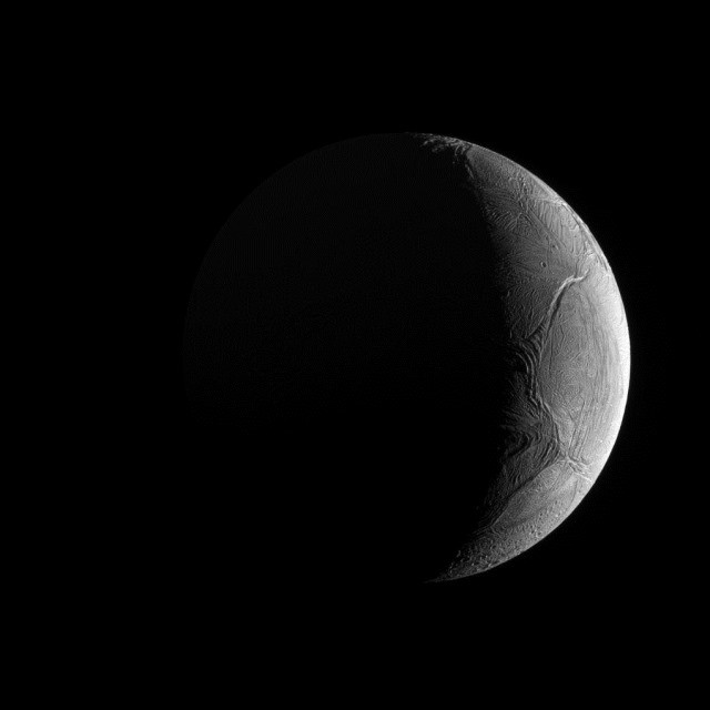 De grosses molécules organiques s’échappent de la lune de Saturne, Encelade