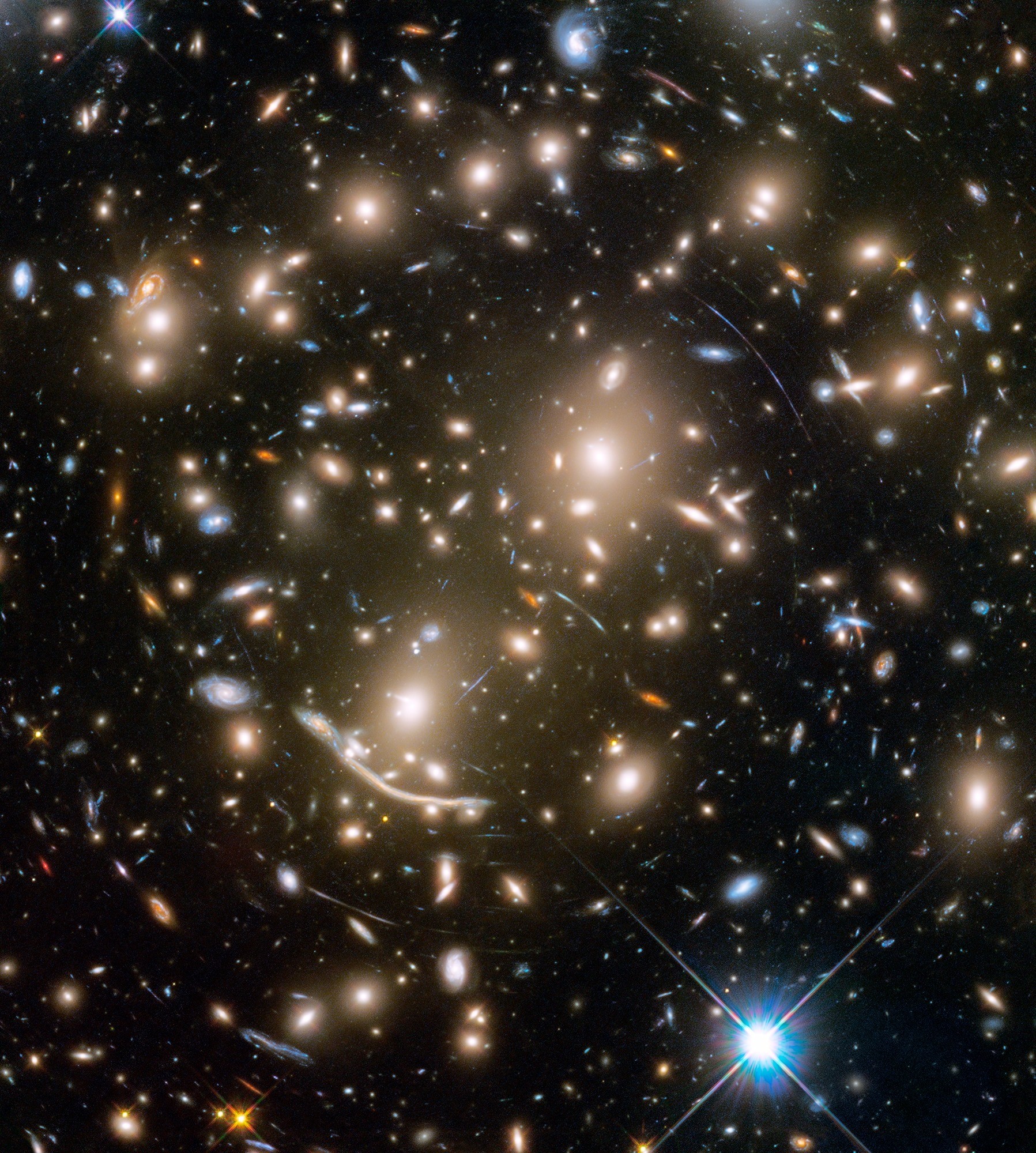 Des milliers de galaxies à travers l’effet d’une lentille naturelle