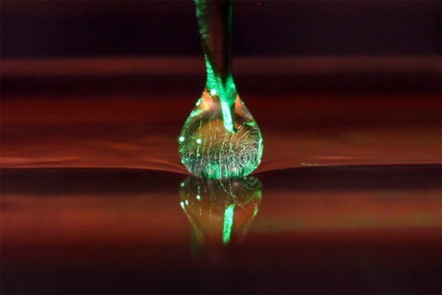 Comment faire léviter une goutte sur une surface liquide ?