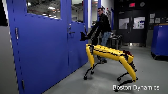 Un humain empêche brutalement le robot SpotMini d’ouvrir une porte (vidéo)