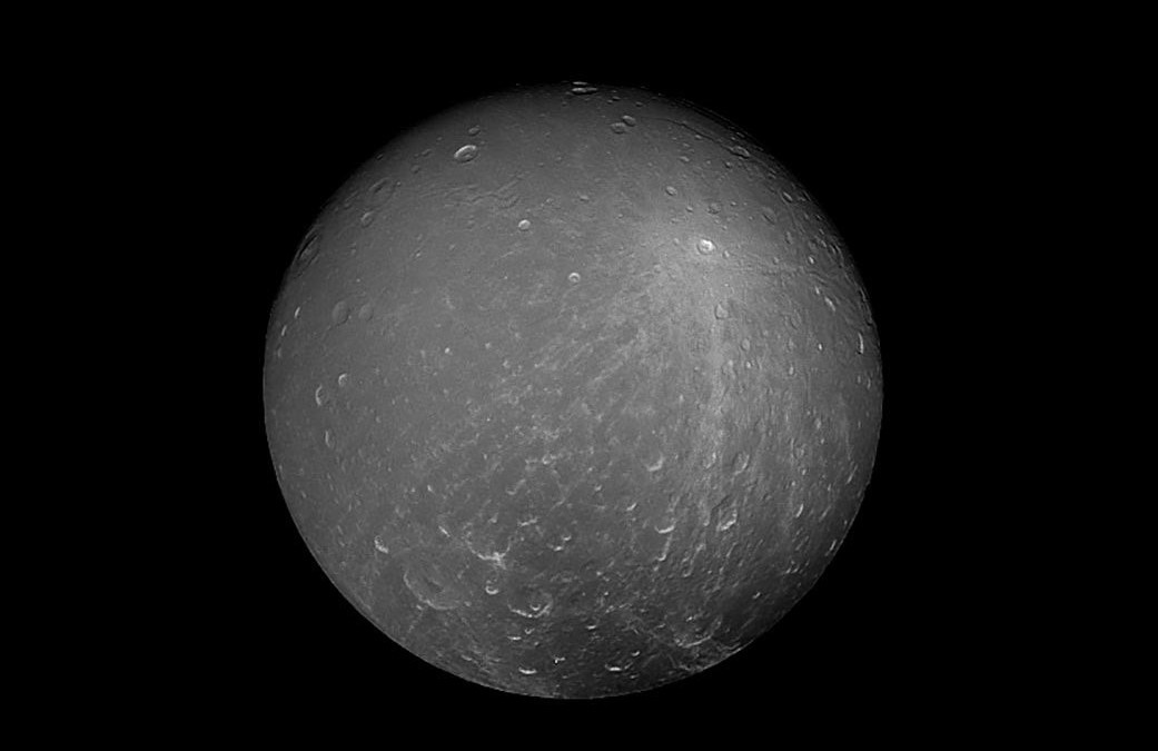 La lune de Saturne, Dioné, présente de mystérieuses rayures sur toute sa surface