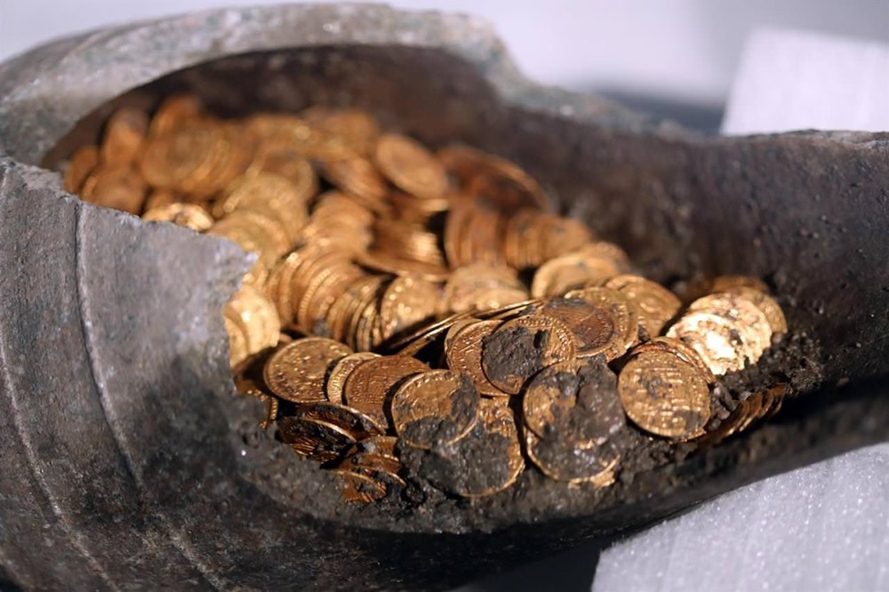 Une ancienne jarre remplie de pièces d’or a été trouvée dans le sous-sol d’un vieux théâtre italien abandonné