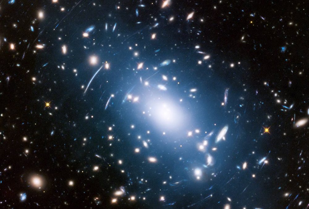 Les astronomes peuvent désormais " voir " la matière noire dans la lumière des étoiles entre les amas de galaxies