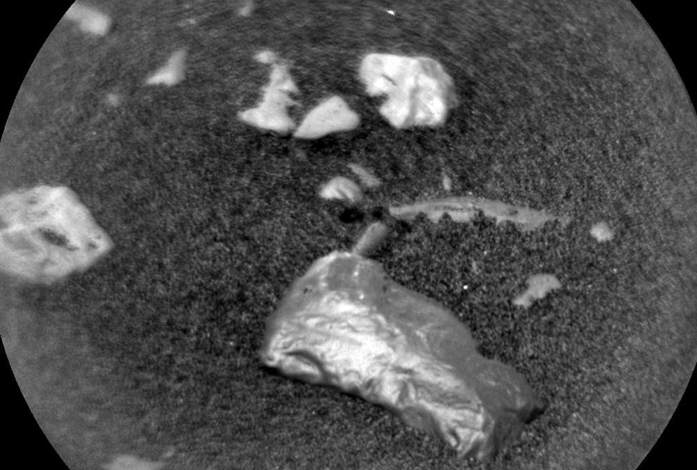 L’astromobile Curiosity a repéré une roche très brillante sur la surface martienne