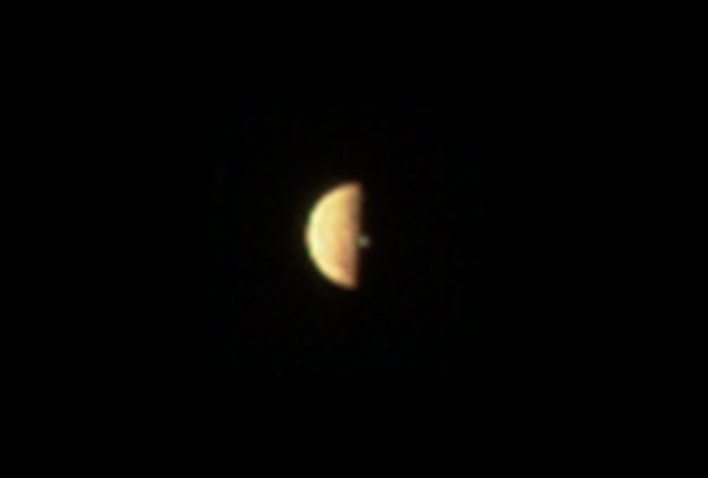 Un panache volcanique sur la lune de Jupiter, Io, observée par la sonde Juno