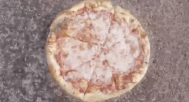 Les asticots ont une technique bien à eux pour dévorer (notamment) une pizza