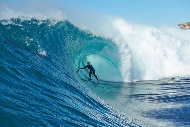 Comment les amateurs de planche qui flotte pourront éviter de souffrir de “l’oreille du surfeur”