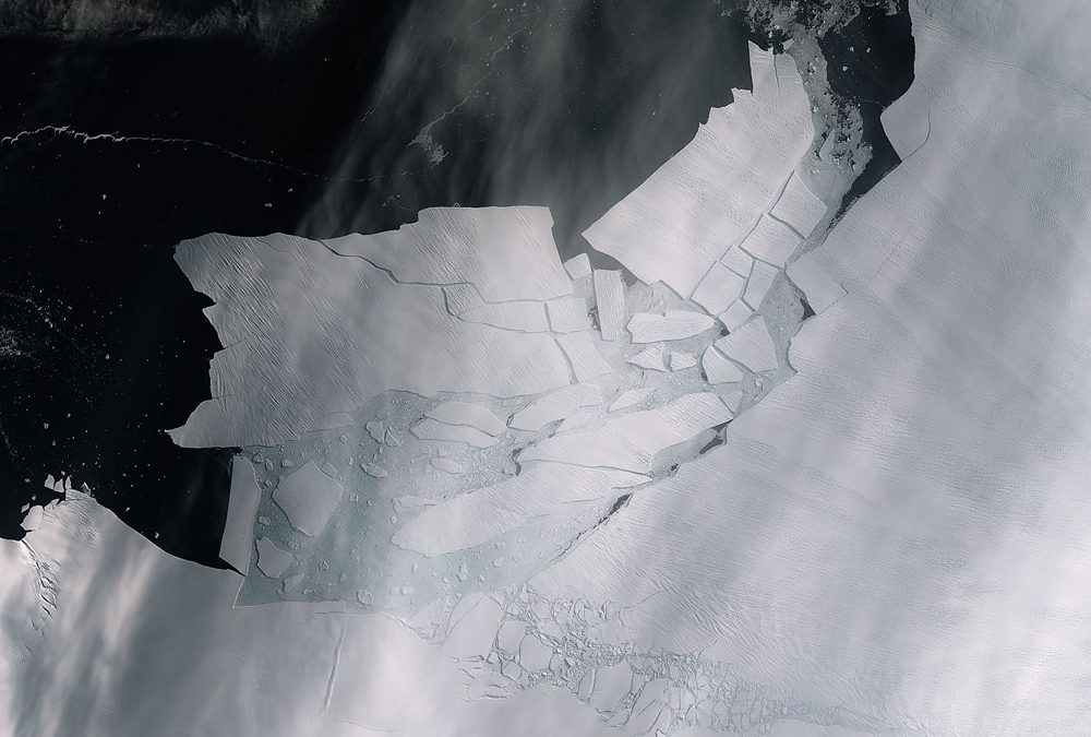Depuis l’espace, la désintégration d’un immense iceberg du glacier de l’île du pin (Vidéo)