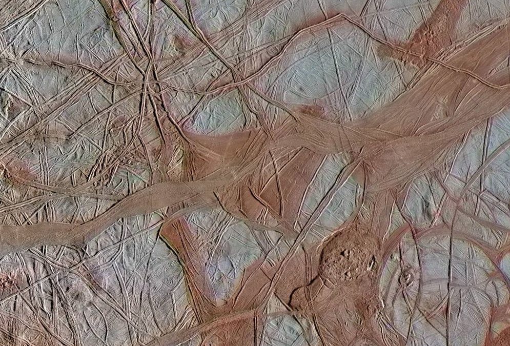 Les effets cumulatifs de petits impacts sur la surface de la lune de Jupiter, Europe, montre que nous devrons creuser profondément pour y trouver des signes de vie extraterrestre