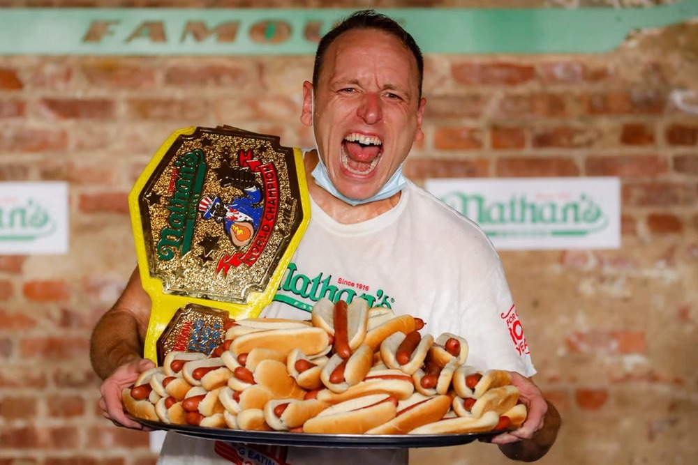 Plasticité gastrique : combien de Hot dog un estomac humain entrainé peut-il accueillir en 10 minutes ?