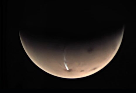 Un long nuage est réapparu sur Mars