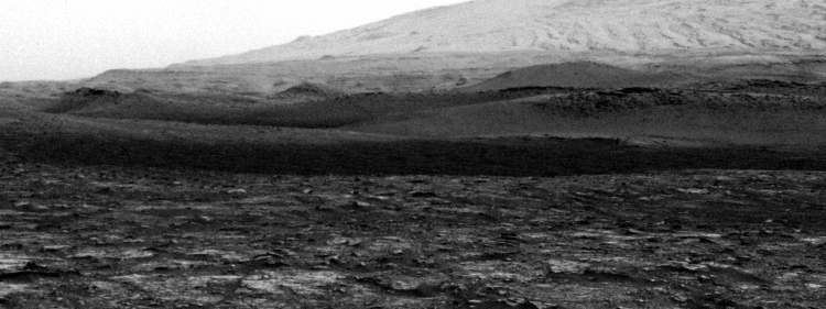 Un tourbillon de poussière traverse cette récente image obtenue par l’astromobile Curiosity sur Mars