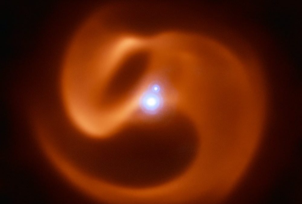 Étrange “Paon stellaire” ou l’œil d’un cyclone stellaire