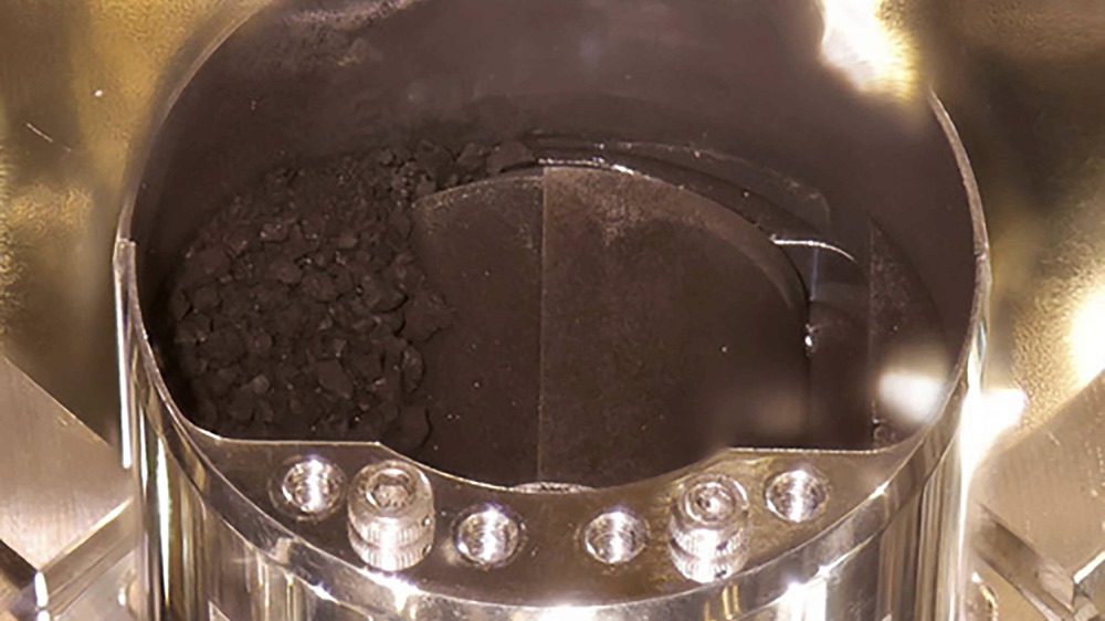 Des chercheurs japonais ouvrent la capsule d’Hayabusa 2 qui est bien remplie d’échantillons d’astéroïde