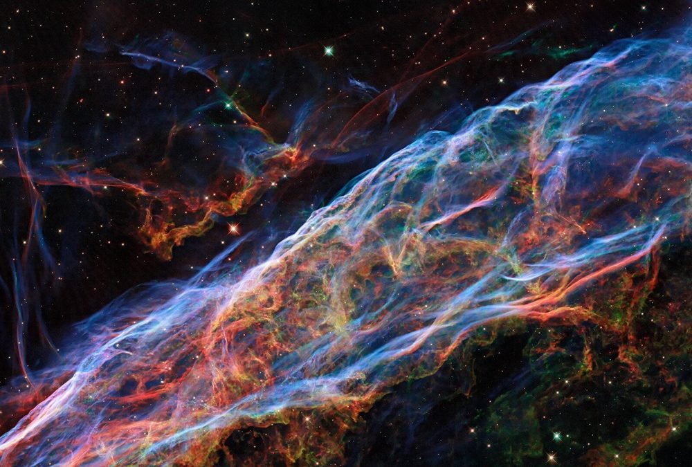 De nouvelles techniques de traitement améliorent l’image de la nébuleuse des Dentelles du Cygne obtenue par le télescope spatial Hubble